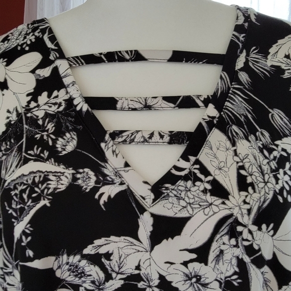 EUC Emaline Black and White Floral Vneck Tunic Top Size 1X - Picture 2 of 7